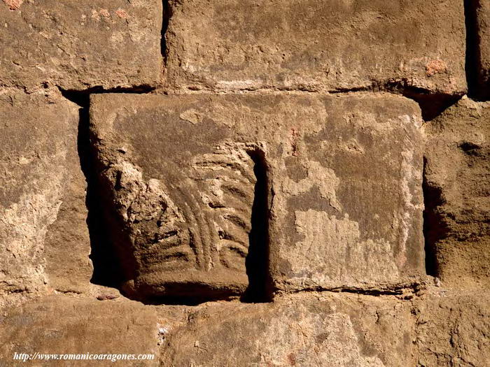 CAPITEL REUTILIZADO EN EL MURO DE CIERE DE LA CABECERA ACTUAL